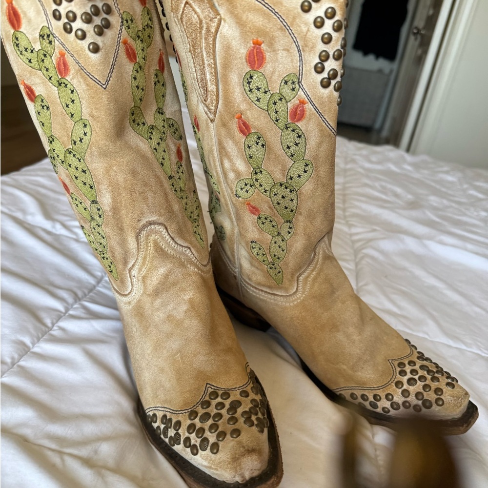 Corral Tan and Green Heeled Boots with Embroidery